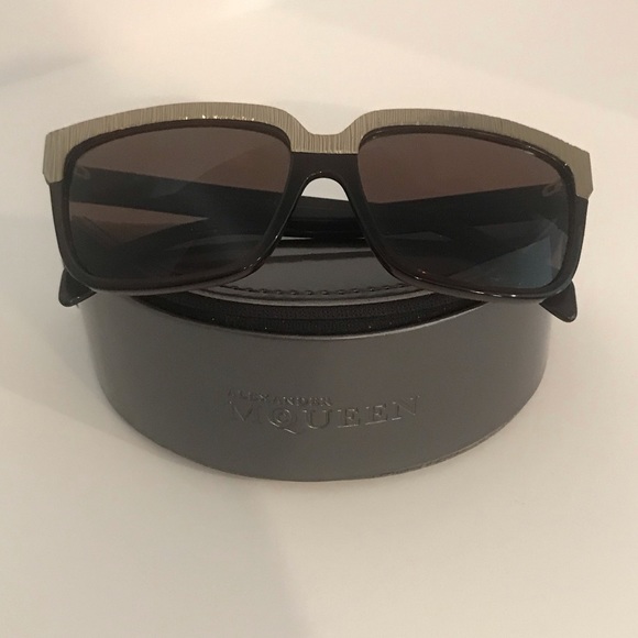 Stylish Gold and Black Sunglasses - Picture 6 of 6